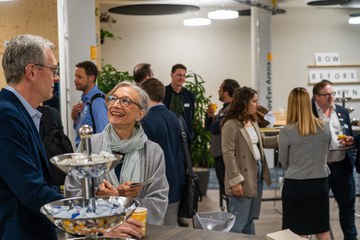 Networking beim KMU-Frühstück. Vergrösserte Ansicht