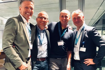 Von links: Stefan Aegerter, Head of Sales Area, Swisscom (Schweiz) AG, Hannes Brand, Area Manager, Swisscom (Schweiz) AG, Jürg Wyss, Gründer Jumi AG, Hansmartin Amrein, Leiter Wirtschaftsamt Bern. Vergrösserte Ansicht