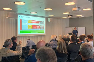 Markus Brayenovitch, Eskalationsmanager, Swisscom (Schweiz) AG, führte die Gäste nach seinem Vortrag in das Swisscom Operation Control Center. Vergrösserte Ansicht