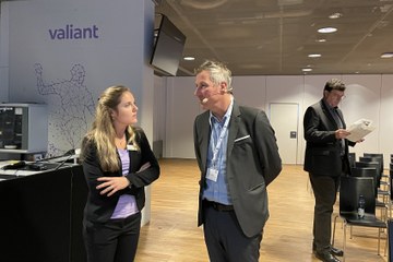 Hansmartin Amrein, Leiter Wirtschaftsamt Bern, im Gespräch mit Céline Thomann, Projektleiterin Marketing-Kommunikation/Events bei Valiant. Vergrösserte Ansicht