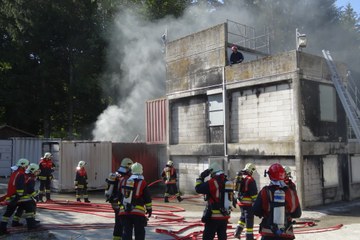 Angehörige der Feuerwehr während Übung auf der Heissausbildungsanlage Bern. Vergrösserte Ansicht