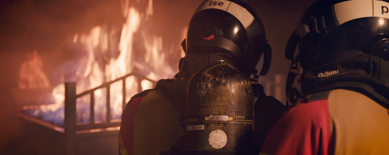 Feuerwehrleute löschen einen Brand
