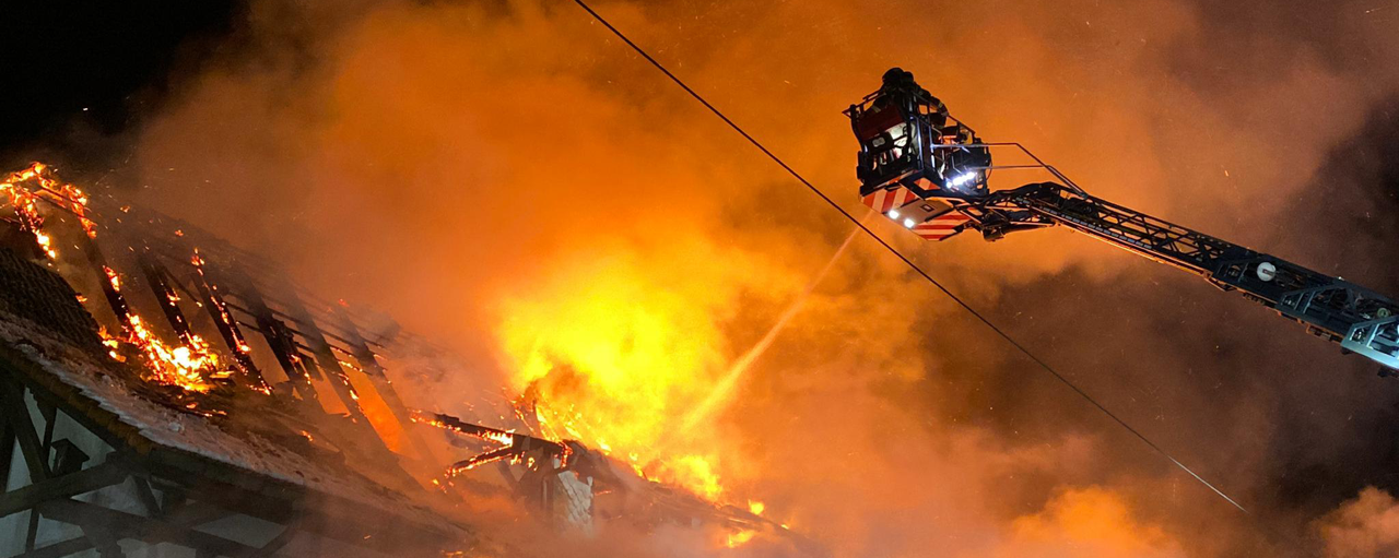Die Feuerwehr löscht ein brenndes Hauses in Bolligen