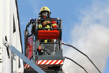 Atemschutzträger auf der Autodrehleiter. Vergrösserte Ansicht