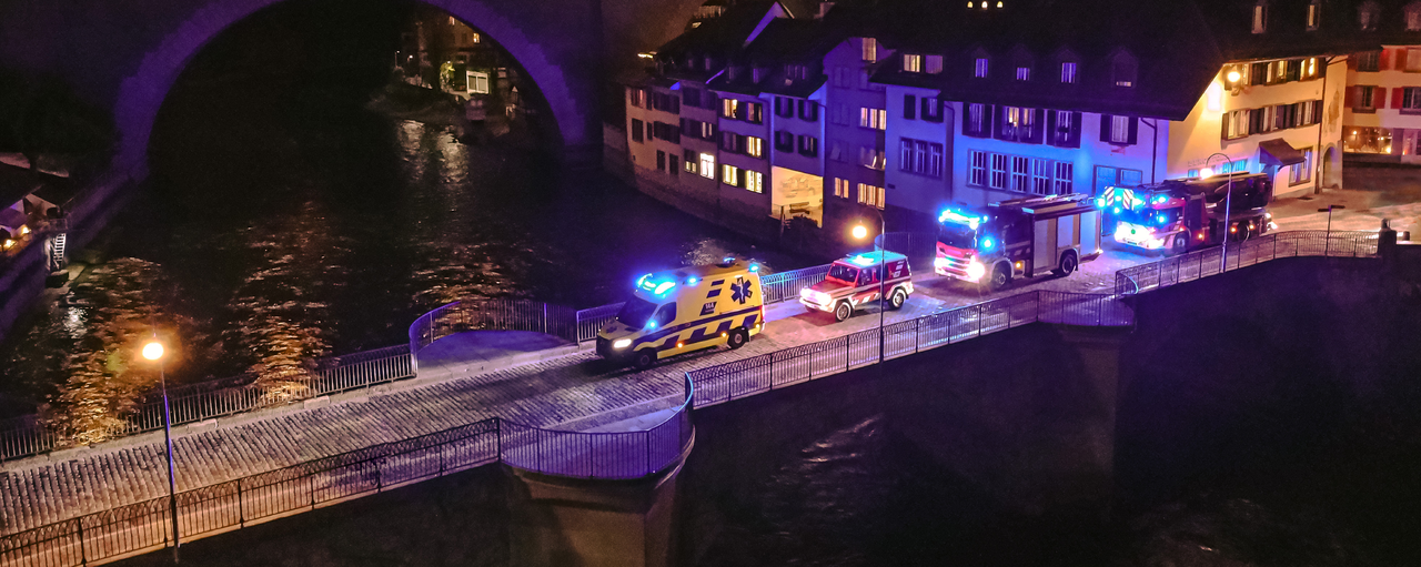 Blaulichtfahrzeuge fahren über die