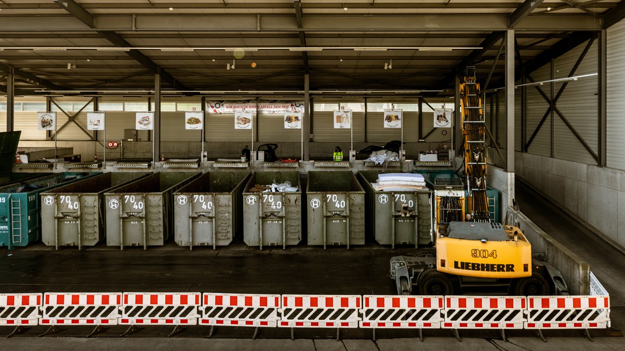 Grosse Mulden vor der Rampe des Entsorgungshofes.