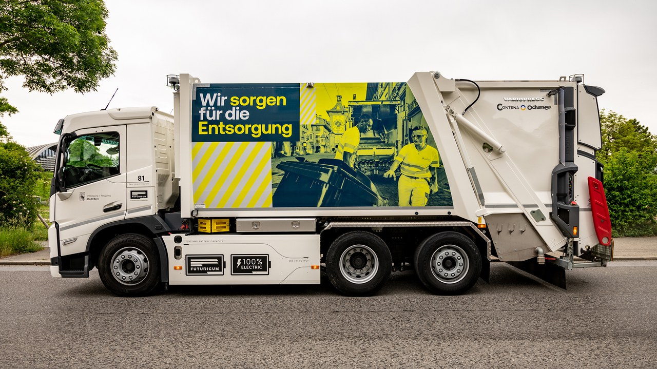 Ein Kehrichtlastwagen von der Seite fotografiert.