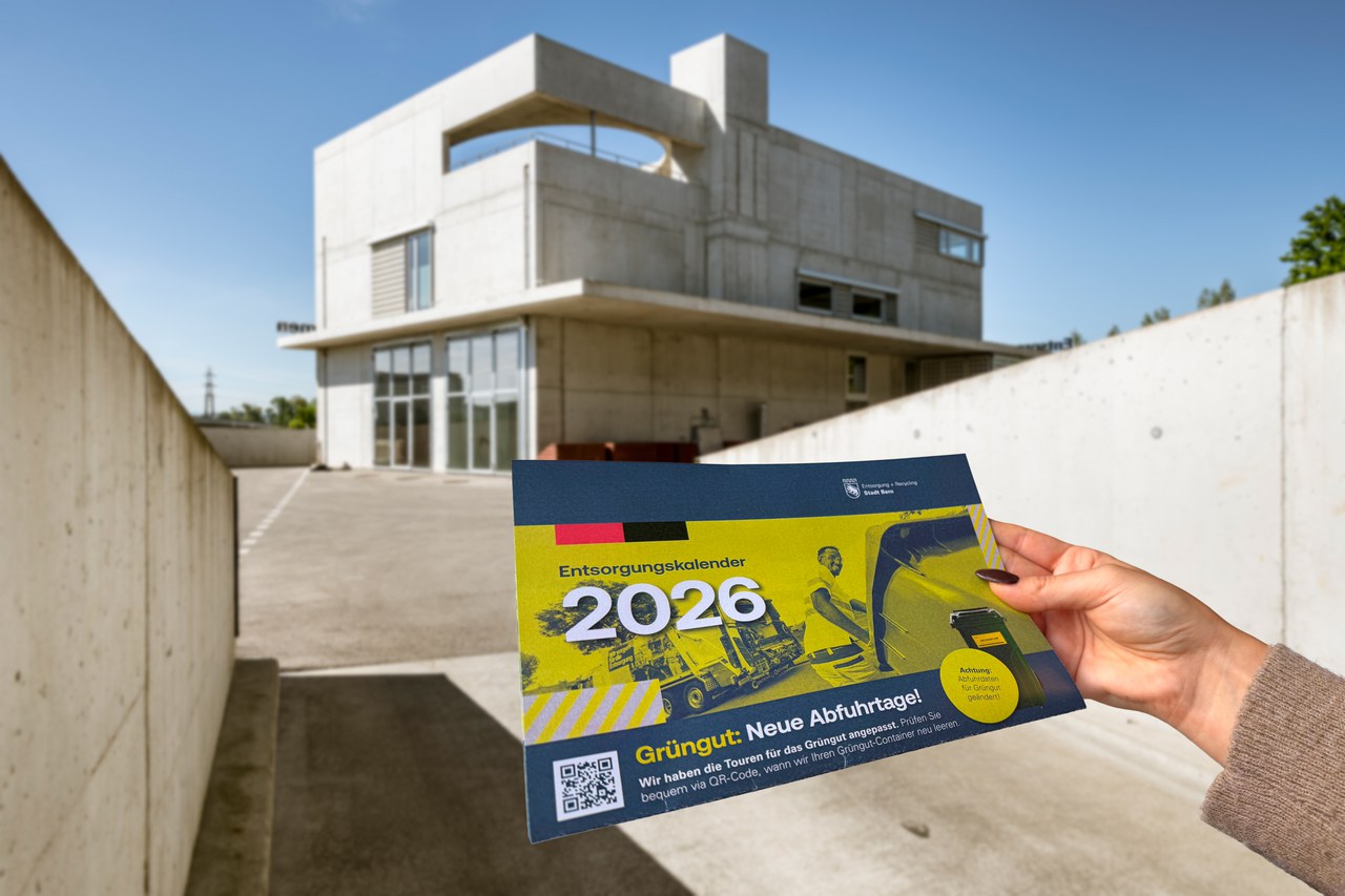 Bild vom Entsorgungskalender vor dem Hintergrund des Entsorgungshofes Schermen