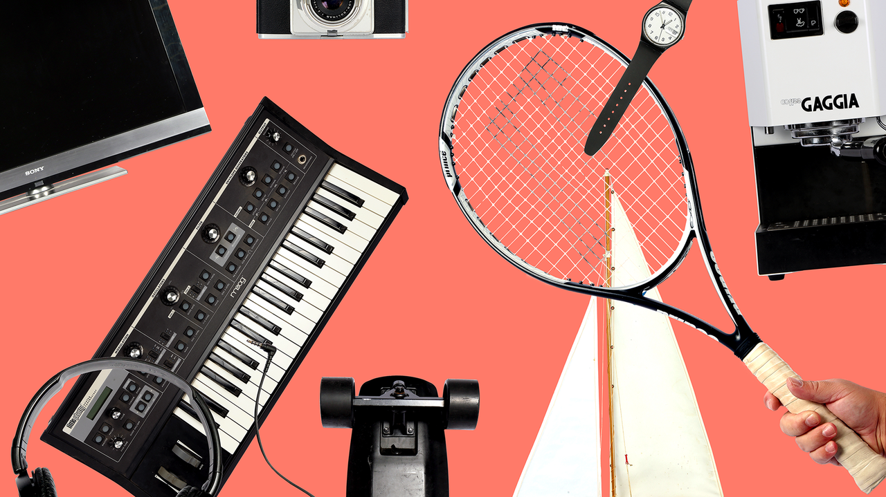 Verschiedene Gegenstände wie ein Tennisschläger, eine Uhr oder ein Keyboard auf rotem Hintergrund