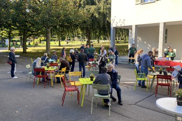 Besuchende am Tag des Friedhofs 2024 auf dem Schosshaldenfriedhof. Vergrösserte Ansicht