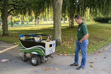 Die Besuchenden lernen den Giessroboter kennen, der versuchsweise eingesetzt wird . Vergrösserte Ansicht
