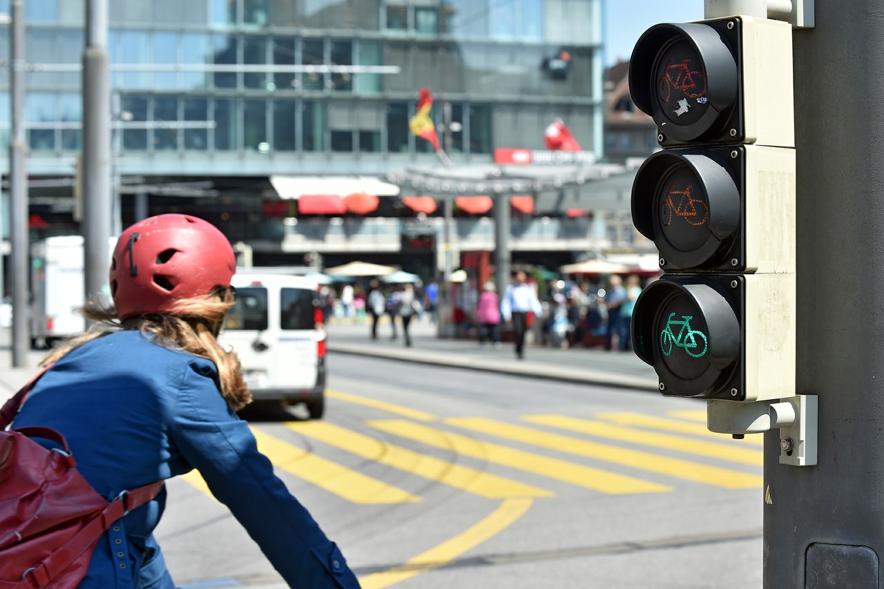 Bild Velofahrerin am Bahnhof Bern