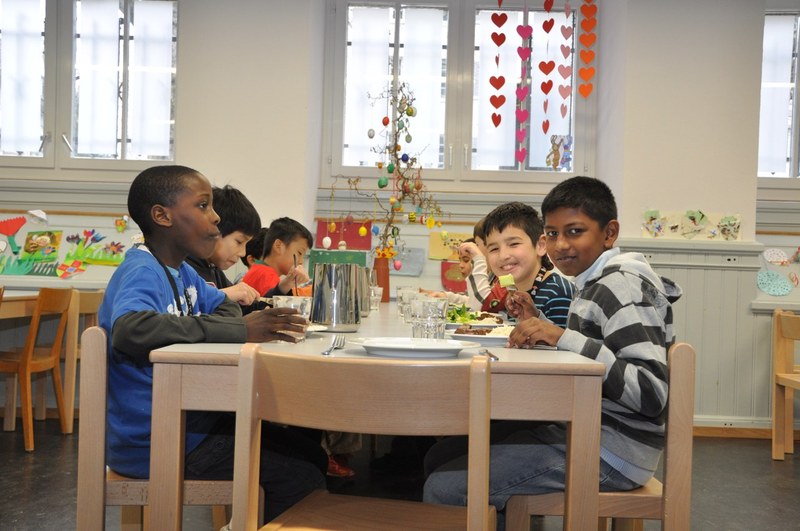 Kinder in der Tagesschule am Essen