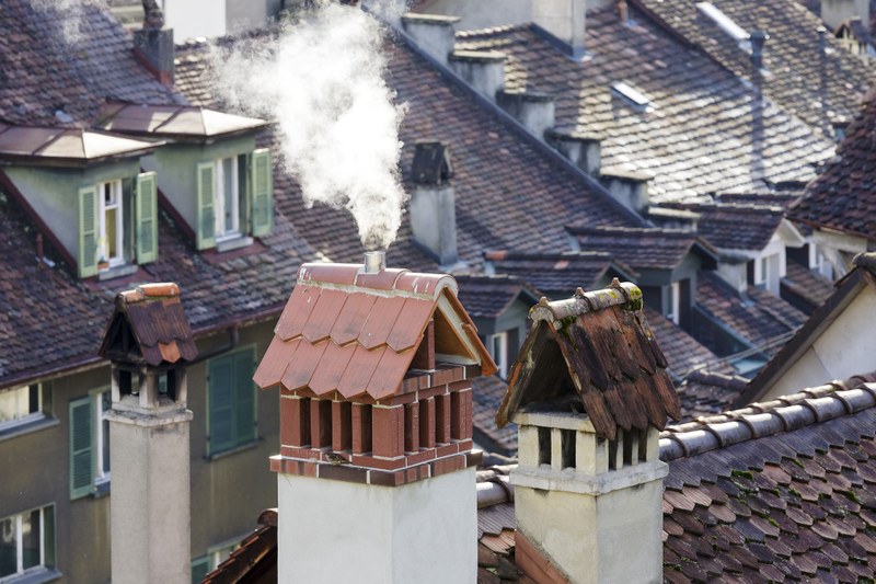 rauchender Kamin in der Berner Altstadt