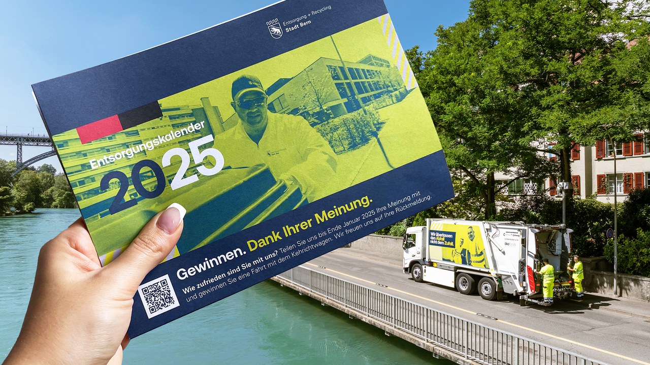 Entsorgungskalender, gehalten von einer Hand. Im Hintergrund die Aare, am Aareufer ein Kehrichtlastwagen unterwegs.