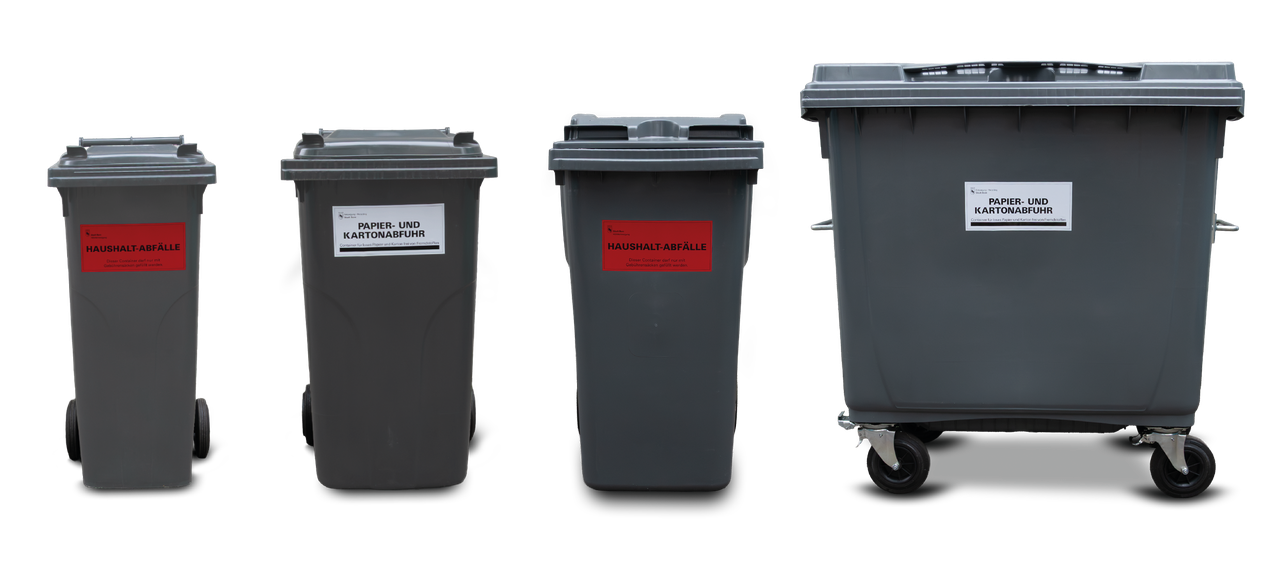 Vier verschieden grosse Container nebeneinander aufgelistet. Ohne Hintergrund.