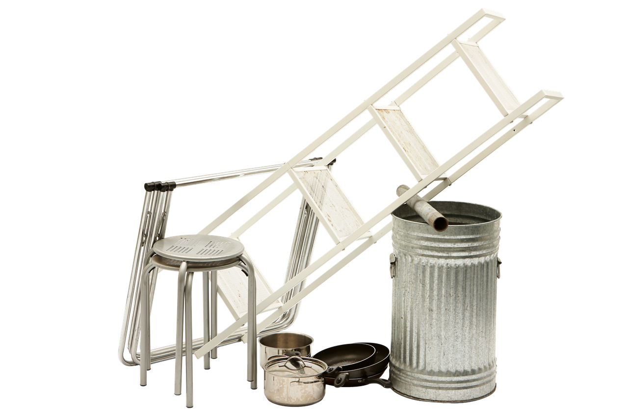 Verschiedene Gegenstände aus Metall Pfannen, Gestelle oder Stühle.