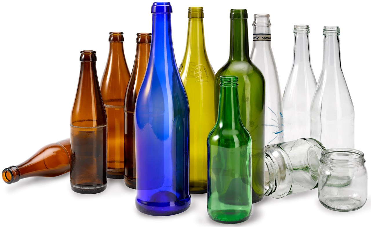 Flaschen in verschiedenen Farben, Einmachgläser mit Deckel