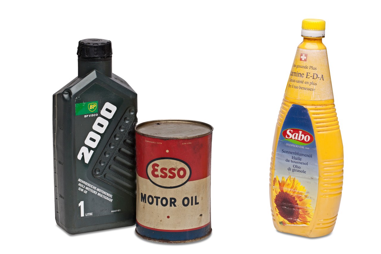 Verschiedene Öle wie Sonneblumenöl in einer Flasche oder Motorenöl