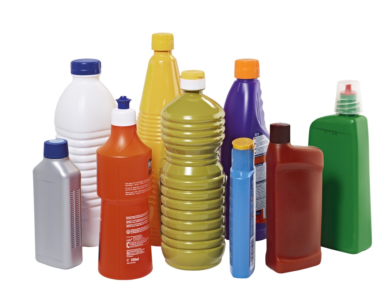 Verschiedene Plastikflaschen wie Öl oder Abwaschmittel