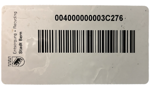 Beispielbild eines Container-TAGs mit Strichcode und TAG-Nummer