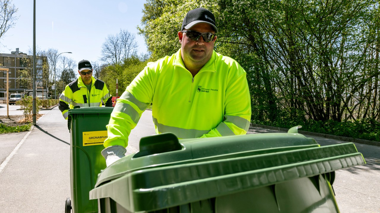 Mitarbeitende von ERB mit Grüngutcontainern