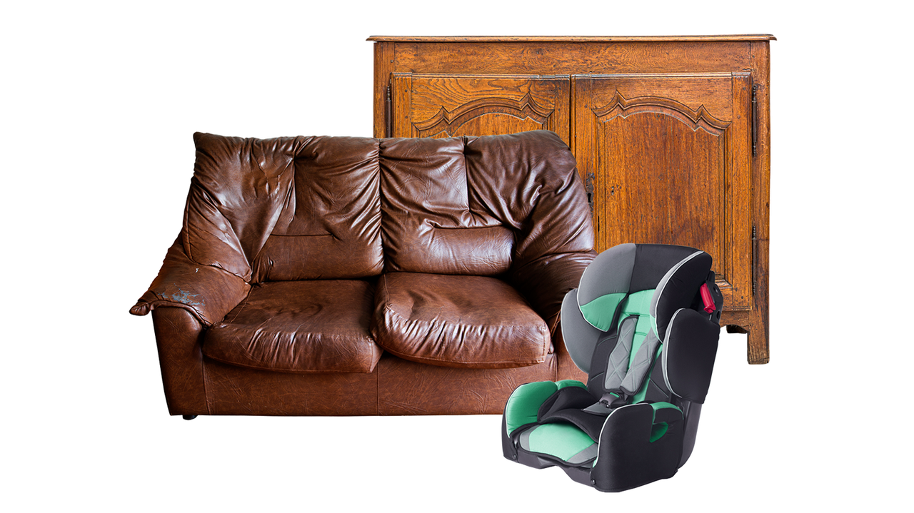 Eine Polstergruppe, eine Holzkommode und ein Auto-Kindersitz