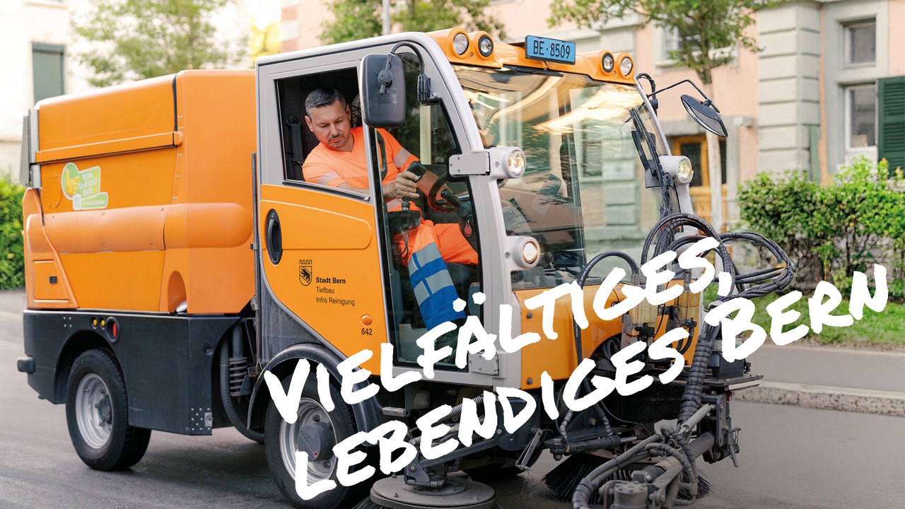Mitarbeiter der Stadtreinigung Bern fährt eine Strassenreinigungsmaschine. Text im Bild: „Vielfältiges, lebendiges Bern“.