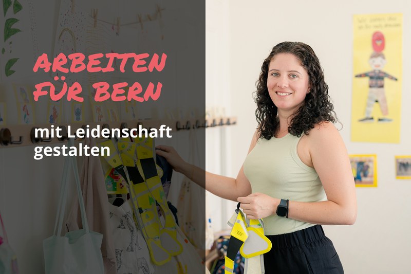 Frau steht lächelnd in einem hellen Raum mit Kinderzeichnungen und hängt Leuchtwesten an die Garderobenhaken. Text im Bild: „Arbeiten für Bern – mit Leidenschaft gestalten“.