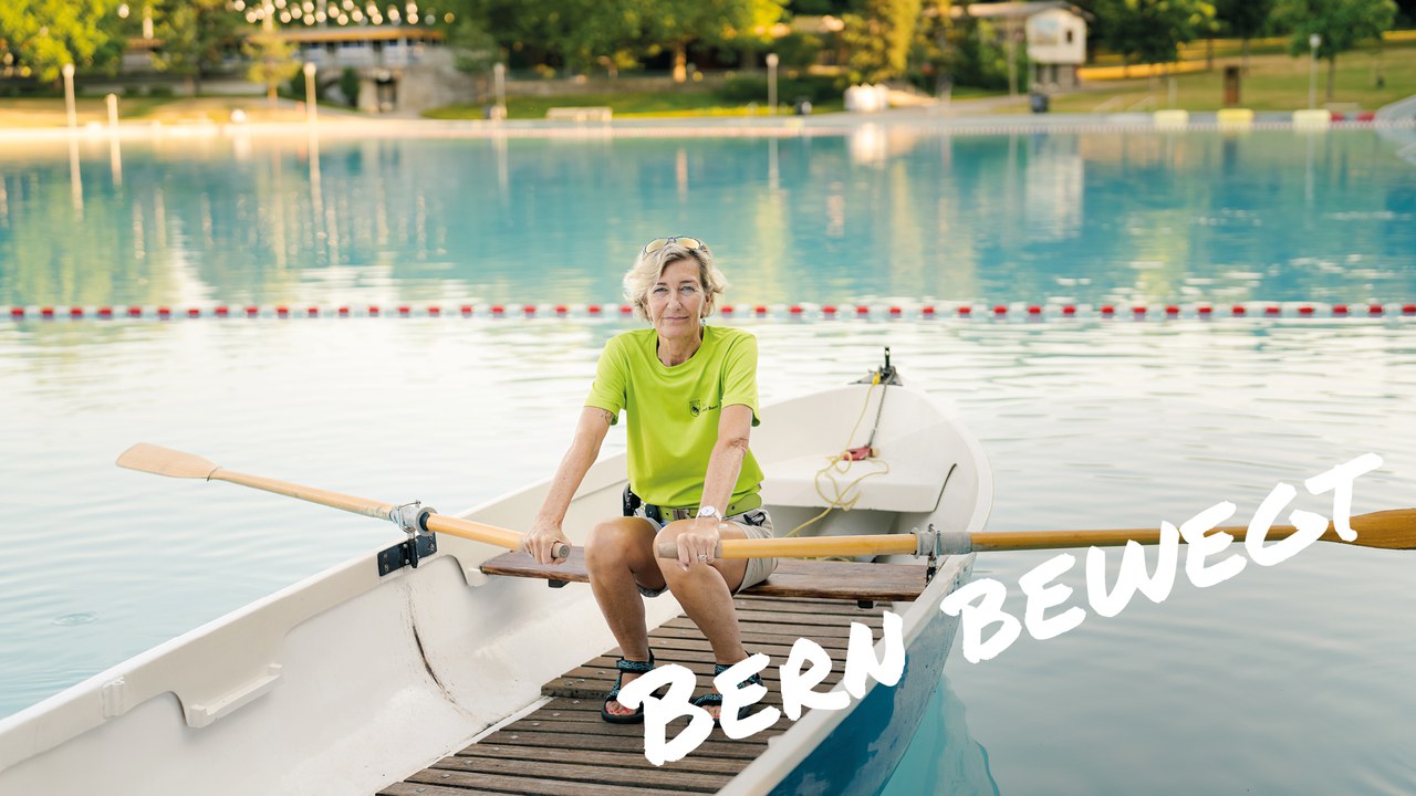 Mitarbeiterin des Sportamts rudert ein Boot im Freibad Weyermannshaus. Text im Bild: "Bern bewegt"