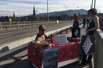 Berner Rassismusstammtisch: Auf der Couch. Vergrösserte Ansicht