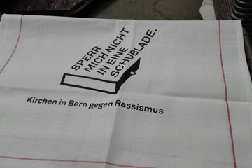 Frühlingsputz, Geschirrtücher gegen Vorurteile (Kath. Kirche Bern und Evang. -Ref. Gesamtkirchgemeinde Bern). Vergrösserte Ansicht