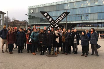 Partnerinnen und Partner der Aktionswoche vor der X-Skulptur. Vergrösserte Ansicht