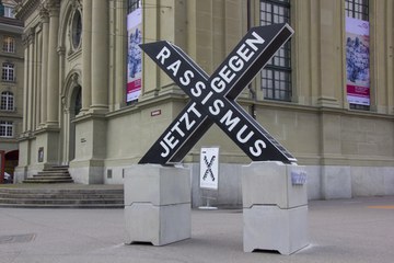 X-Skulptur vor der Heiliggeistkirche. Vergrösserte Ansicht