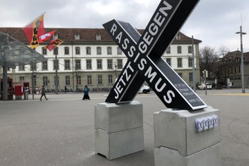 X-Skulptur auf dem Bahnhofplatz. Vergrösserte Ansicht