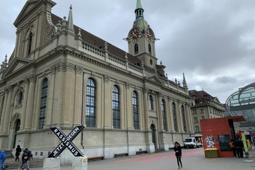 X Skulptur vor der Heiliggeistkirche. Vergrösserte Ansicht