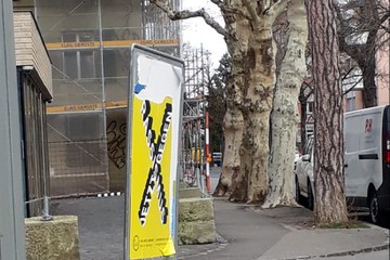 Plakate wurden vandalisiert. Vergrösserte Ansicht