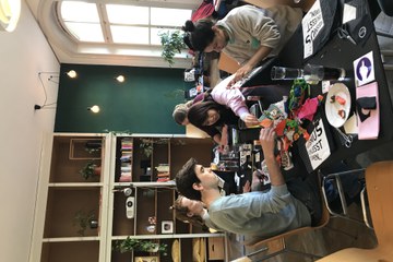 Rassismus schliesst Türen. Vergrösserte Ansicht