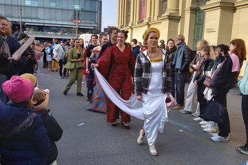 Bahnhofplatz Performance. Vergrösserte Ansicht