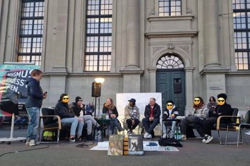 Sofagespräch Bahnhofplatz Toj Bern Wes. Vergrösserte Ansicht