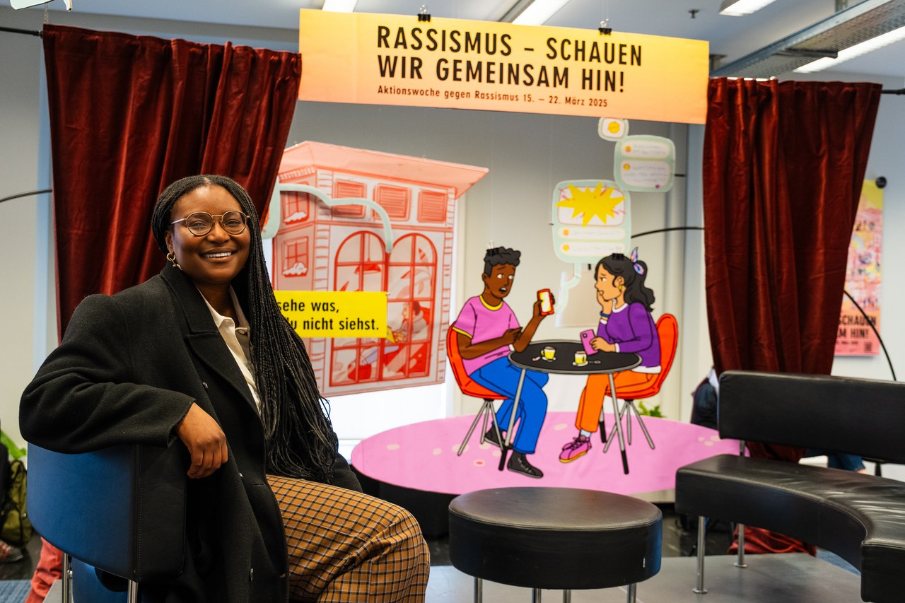 Projektleiterin Mona-Lisa Kole im Festivalzentrum in der Kornhausbibliothek.