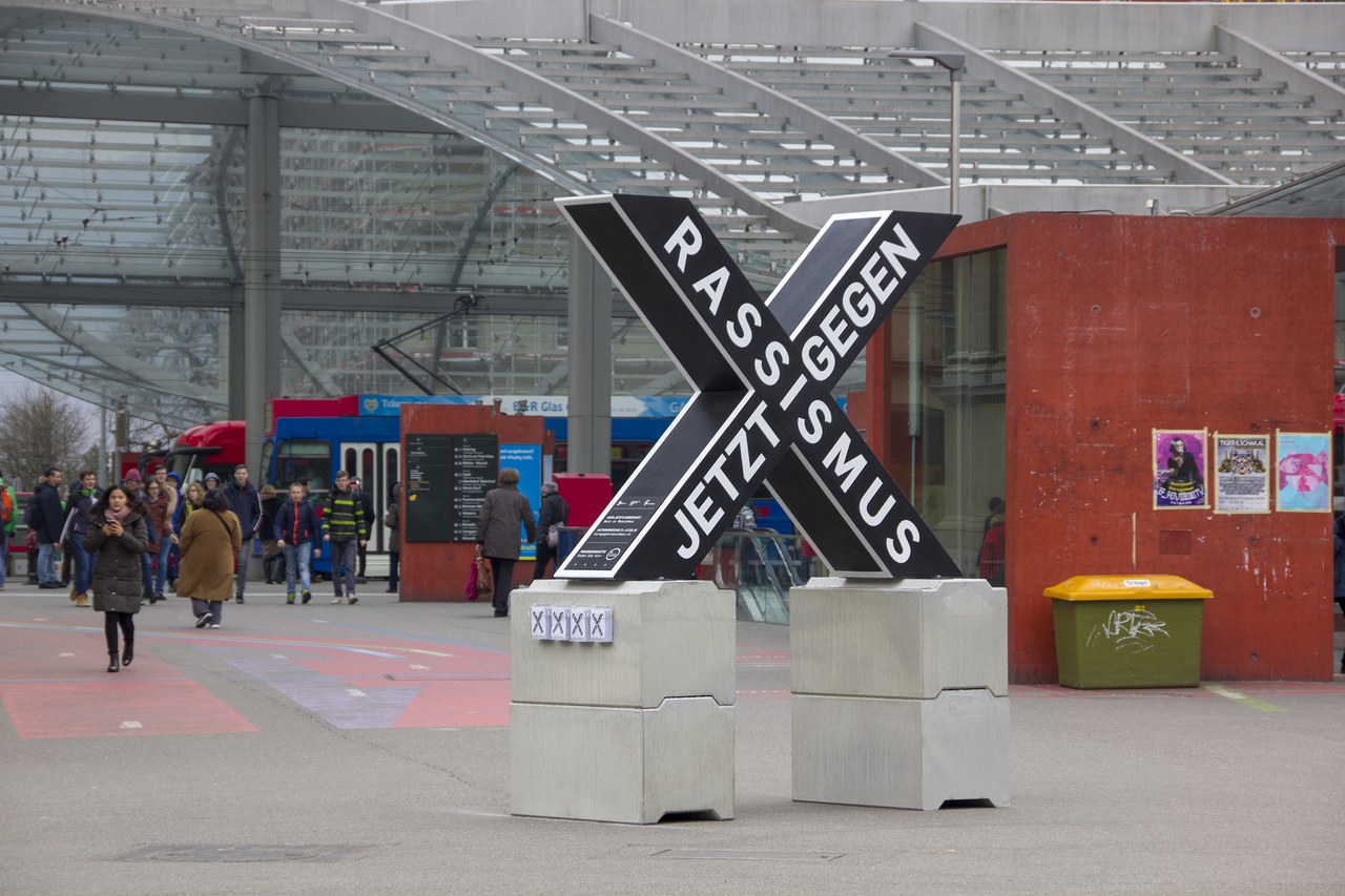 Ein schwarzes X mit dem Schriftzug «Jetzt gegen Rassismus» steht auf dem Bahnhofplatz.