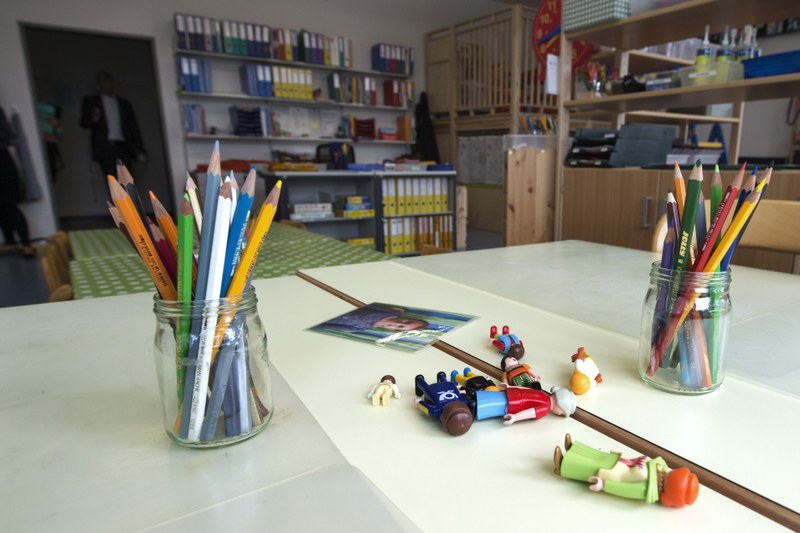 Lehrerpult in der Schule mit Farbstifen und Playmobilmännchen.