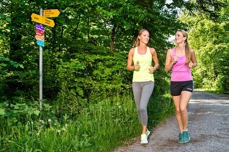 Zwei Frauen joggen nebeneinander auf dem BremerLoop