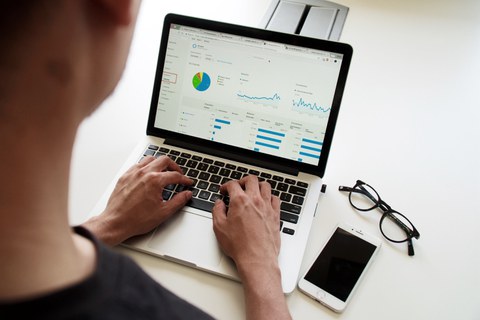 Symbolbild Wirtschaft und Digitalisierung, eine Person arbeitet auf dem Laptop mit einem Analyse-Tool