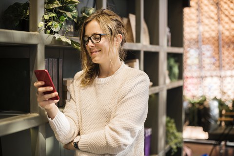 Frau mit Social Media