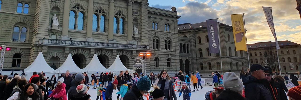 Schlittschuh laufen vor dem Bundeshaus.