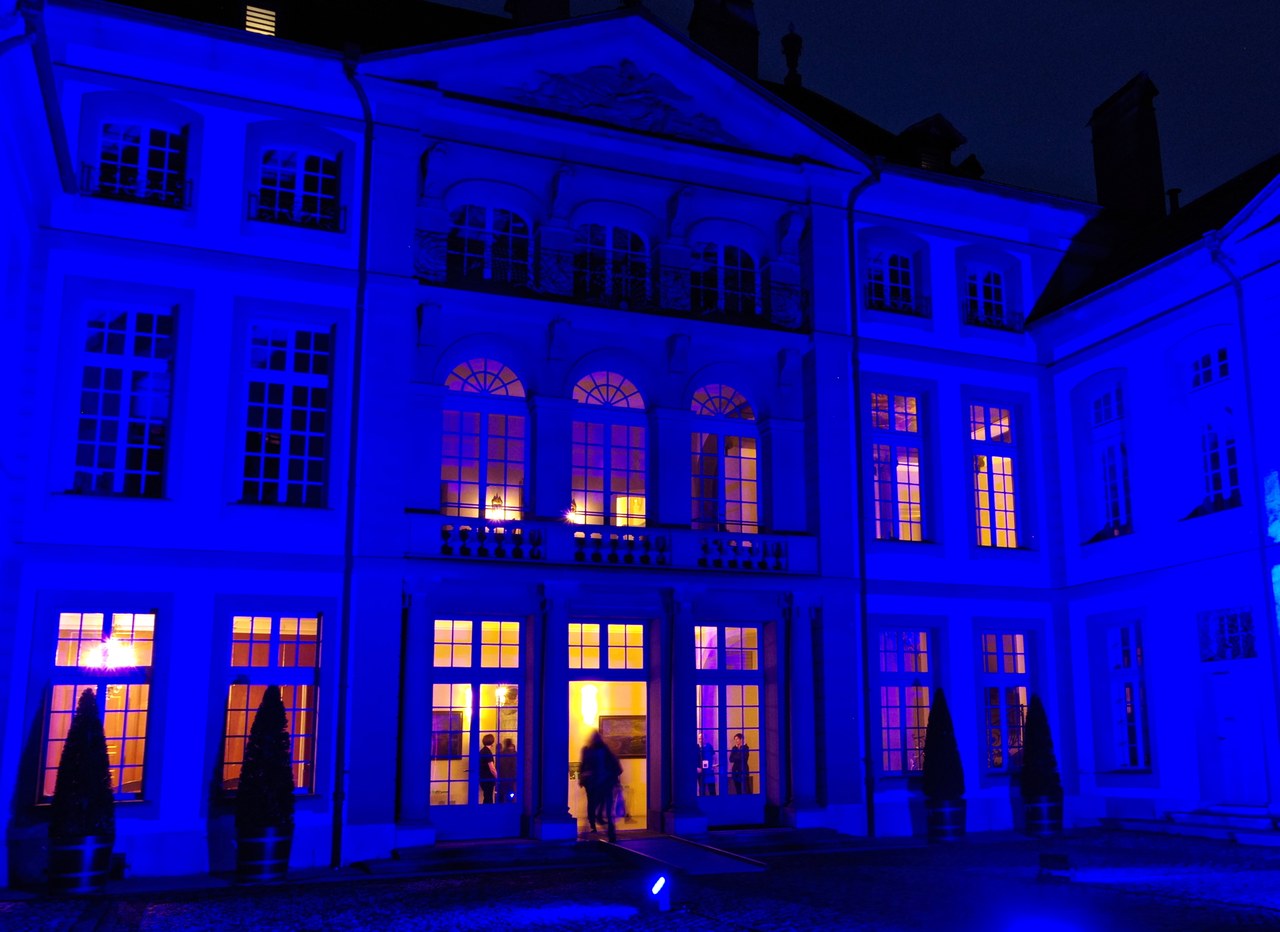 Erlacherhof in einem blauen Licht