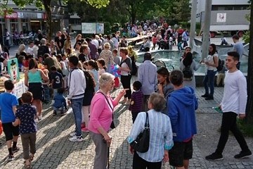 Tscharnergut - die Quartierbevölkerung trifft sich. Vergrösserte Ansicht