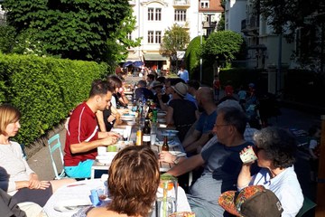 Langer Tisch im Beaumont Quartier. Vergrösserte Ansicht